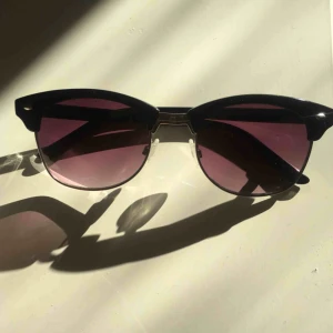  - Säljer ett par solglasögon jag hittade när jag rensade igenom mitt rum. Jag har använt de ett par fåtal gånger och de är i princip som nya. Hör av dig om du har funderingar kring priset eller själva glasögonen!