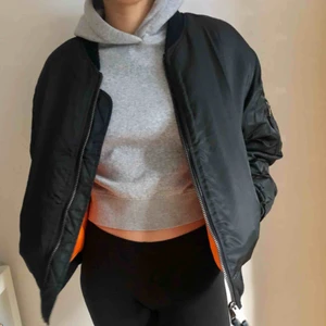  - Svart bomberjacka från Beyond retro. Aldrig använd. Storlek M/L men kan användas även till S beroende på vilken passform man vill ha! Orginalpris 1000kr