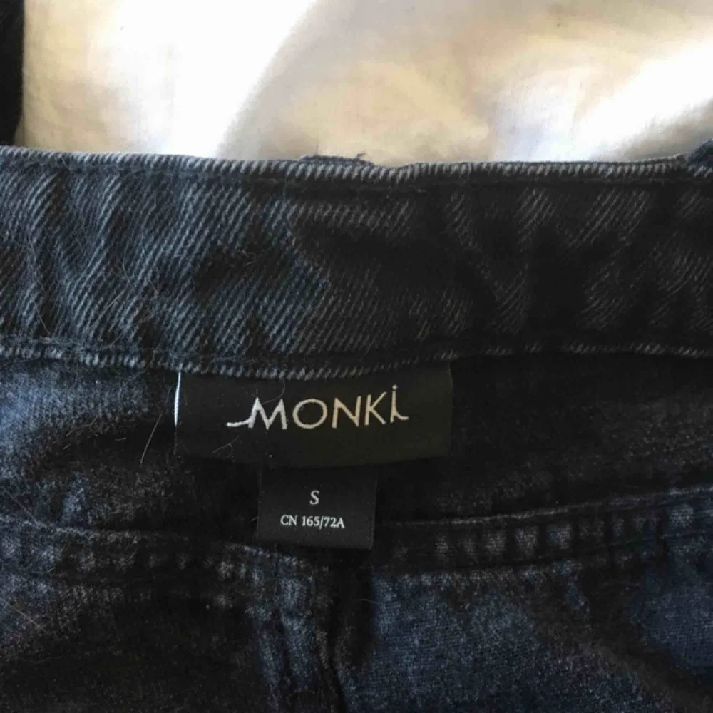 svarta hängselbyxor från monki! inga defekter, köpt på plick för ett tag sen men jag bestämde mig för att hängselbyxor inte är min grej längre! möts upp i uppsala eller sthlm :). Jeans & Byxor.