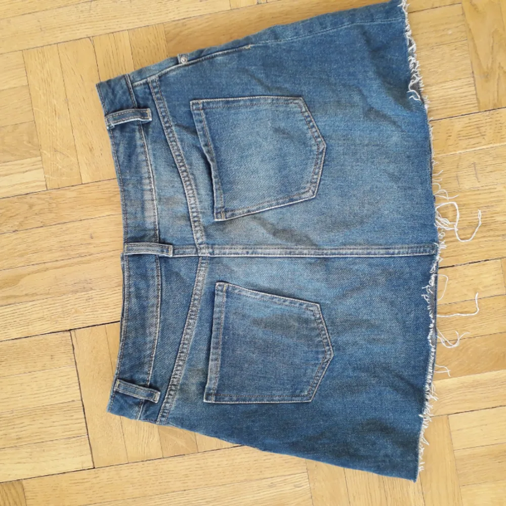 Nice mini skirt in jeans from HM. Sells due to the wrong size and it is never used.. Kjolar.