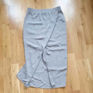  - Satin kjol från Wera Stockholm. Nyskick.  Storlek 34 men passar också på 36.  Hämtas i Uppsala eller skickar, då frakt tillkommer. 