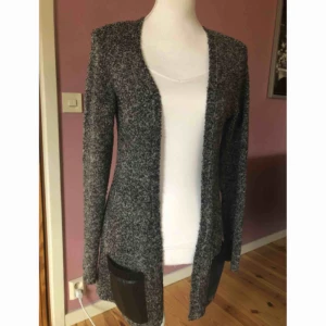 Kofta  - H&M kofta i fint skick✨ Stl. XS / 60kr  (Köparen står för frakt)