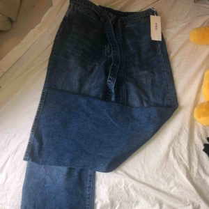  - snygga helt oanvända jeans från H&M helt oanvända, prislapp kvar. Är lite långa för mig som är 156cm (hade varit lagom på kanske 160?) kan mötas upp i ängelholm, annars står du för frakt. kan gå ner till 150 för snabb affär 