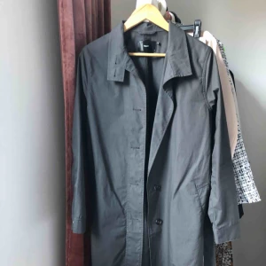  - Edgy trenchcoat från Filippa K, grå och ”oljig” i färgen, innerficka och knäppning via knappar fram, knyts i midjan. Landar vid höften. Riktigt cool, alltid fått massa komplimanger för den 👌🏼😎