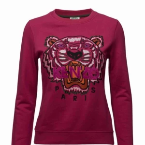 Kenzo  - Kenzo sweatshirt  Rosa  Nypris 1869:- Säljer billigt pga hål på ärmarna Kan skicka bild på skadorna 