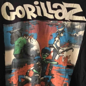  - Skön T-shirt i trevligt skick med Gorillaz. Kan hämtas i Uppsala eller skickas mot fraktkostnad 39 SEK 