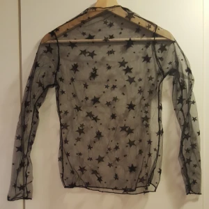  - Genomskinlig top, nätmaterial