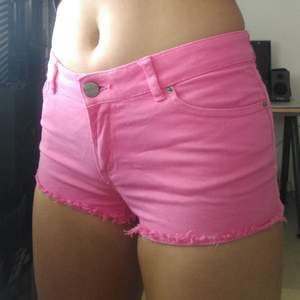 Rosa shorts från Cubus i bra skick, säljer p.g.a att de är för små för mig (köparen står för eventuell frakt)