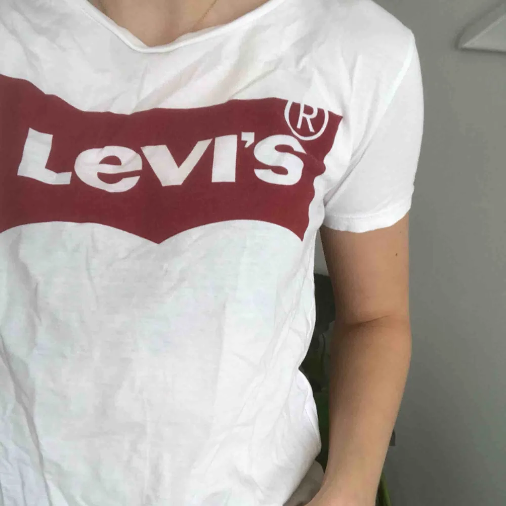 Snygg T-shirt från Levis!! Storlek XS! Köparen står för frakt🥰🥰. T-shirts.