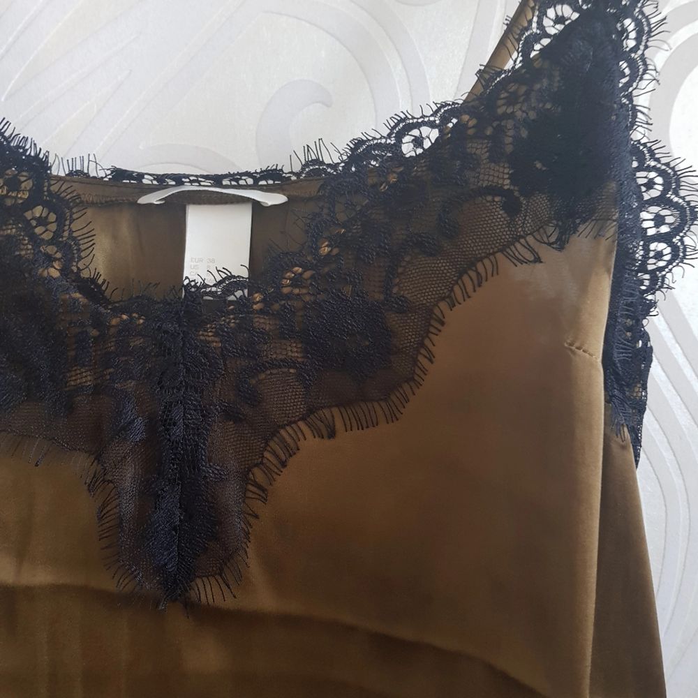 Silky top from H&M, size 38, kind of a golden khaki 😅 Sooo nice and looks expensive. Great for summer or partying. Used a few times but still in good condition! Can meet up in Tcentralen or Täby.. Toppar.