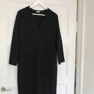  - Klänning från Filippa K som är fin över byxor såväl som till bara ben! Passar XS-M. Använd fåtal ggr och i fantastisk kvalitet. Nypris 2700 kr