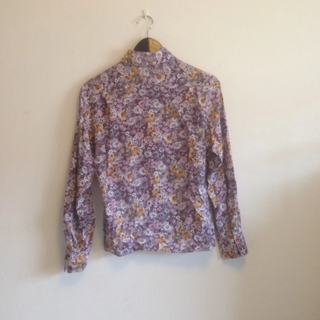 Ur fin blommig blus köpt secondhand. Ett litet hål som visas på bild 3.