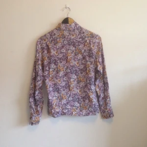Ur fin blommig blus köpt secondhand. Ett litet hål som visas på bild 3. - Ur fin blommig blus köpt secondhand. Ett litet hål som visas på bild 3.