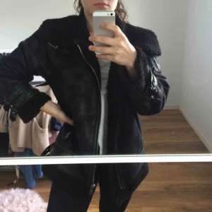  - Aviator jacka, sherlingjacka.. kärt barn har många namn. Storlek S, blir knepigt att skicka denna så möts helst upp i Uppsala. Kan självklart försöka lösa med att posta ifall någon vill ha den skickad men då står köparen för frakt.