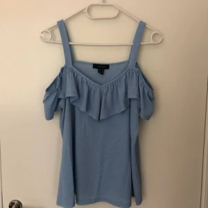  - Fin ljusblå off shoulder topp från Primark med axelband. Använd en gång så är i nyskick. 