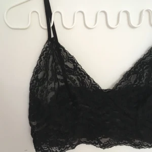  - Såå fin spetstopp som går att använda antingen som typ bralette eller som eget plagg, tex till höga jeans! Ingen storlek finns märkt men den är lite stor på mig som har S i kläder och ca C-kupa. Möts upp i sthlm eller skickar mot fraktkostnad!  Kolla gärna in mina andra auktioner :-)) 💘💯