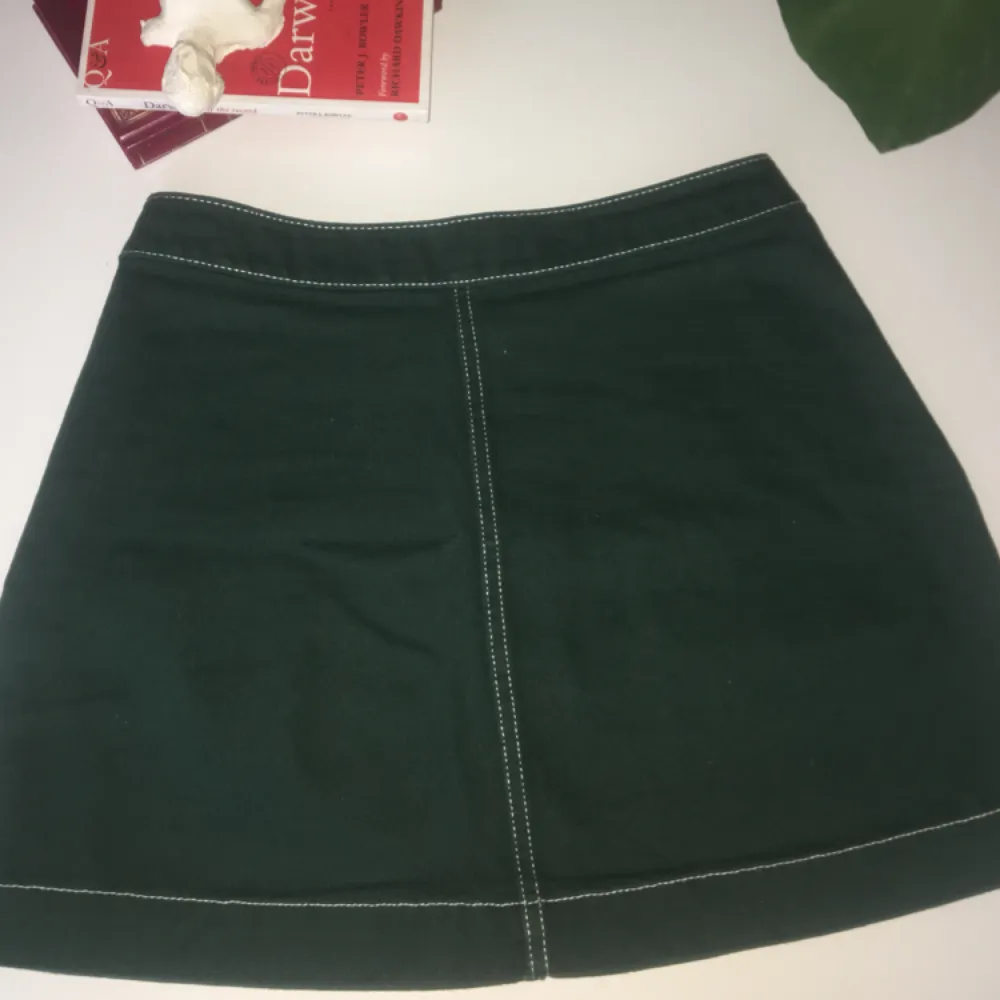 superduperhärlig mörkgrön kjol från weekday jag nu tyvärr måste göra mig av med pga har blivit för liten :-(( sitter dock hur snyggt som helst på en med storlek xs! har endast använt 2 gånger så fint skick:-)   (frakt tillkommer!!). Kjolar.