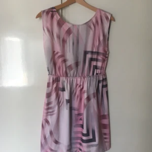  - Jättefin klänning med öppen rygg. Sydd i Sverige. Endast använd en gång pga tycker den är lite kort för mig (är 175 cm).  Kan mötas upp i Oskarshamn och Västervik fram till 25 augusti, därefter Stockholm/Uppsala. 