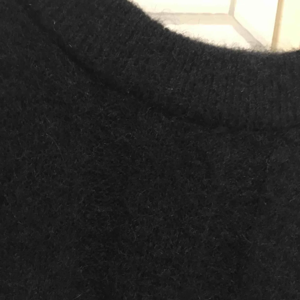 Mörkblå tröja med mohair från HM exklusive. Kan mötas upp i kungsbacka eller posta, köparen står för frakten. . Tröjor & Koftor.