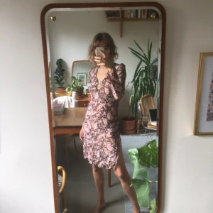  - Assnygg klänning/ tunika i höstliga toner. Defektfri och läcker till höga stövlar eller sandaler. 150 kr, frakt tillkommer om ej möte i Sthlm bestäms. 