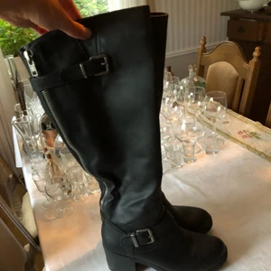  - Sparsamt använda, väl omhändertagna. Svarta stövletter med iläggssulor för extra värme. Snygga och varma skor som kan användas både på hösten och vintern.