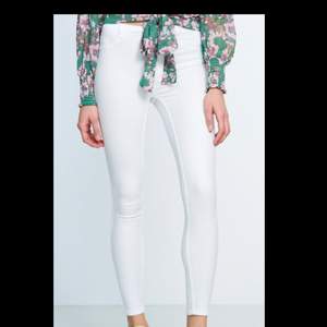 Nya vita Molly jeans från Gina i storlek s, aldrig använda och mycket fina!! Frakt tillkommer