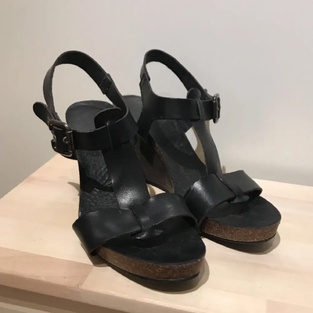 Söta sandaletter från Bianco svart läder.  Skorna är i bra skick och säljs då den används alldeles för lite. Frakt ingår 😊. Skor.