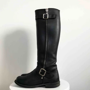  - Supersnygga stövlar från Primeboots (äkta såklart). I fint skick, någon liten skråma därav det billiga priset. Perfekta till hösten/vintern!  Nypris: 3 600kr