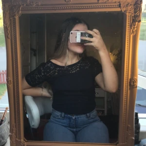  - Mörkblå t-shirt med spets