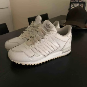  - Vill sälja mina adidias skor, original pris 899. Har har haft dom på vid två tillfällen