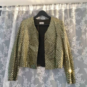  - Köpte den här jackan i en second hand affär sen har jag bara använt den ett par gånger Så dem är i gott skick  Kan skicka bilder med mer vid intresse  Kan mötas upp i Stockholm annars får köparen stå för frakten ✨