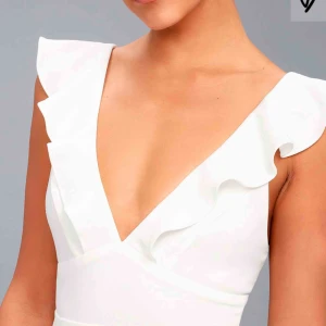  - Helt oanvända klänning ifrån Lulus. Nypris ca 500kr! Fler bilder kan skickas vid förfrågan! 