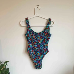  - Baddräkt från American Appeal. Endast använd en gång. Öppen rygg och sitter snyggt! Frakt tillkommer! 