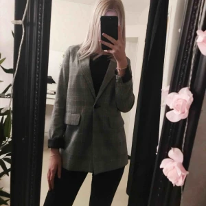  - Jättesnygg kavaj ifrån pull&bear 🔥 Använd endast några få gånger. Köparen står för frakt! 