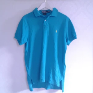  - Ralph Laurent polotröja, aldrig använd! Säljes i nyskick. Pris 40kr, kan skickas om köparen står för frakt. Betalas med swish.