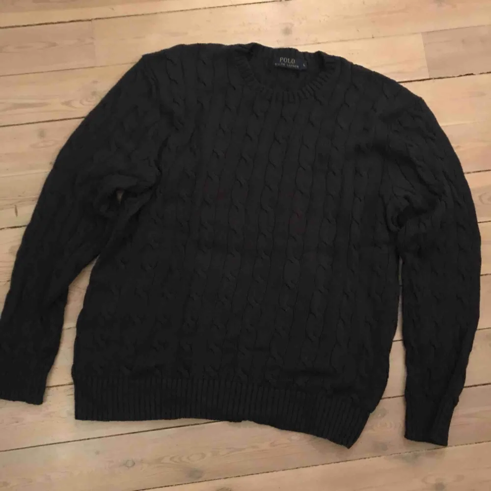 Tröja/sweater - ribbstickad Mörkblå Ralph Lauren Stl:L passar bra på M/48 Gott skick.. Tröjor & Koftor.