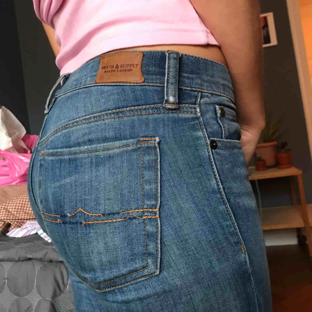Åtsmitande jeans med låg midja, klassisk blå färg. Stretchigt material, så de funkar till flera storlekar. På högra fickan har trådarna lossnat lite, men det går  lätt att fixa och annars märks det inte så mycket (se sista bilden). Mötes upp i Stockholm!. Jeans & Byxor.