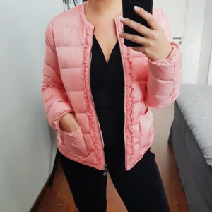  - Rosa jacka från Odd Molly. 🌸 Storlek nr 2, vilket är 38/40.