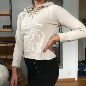  - En supersnygg GRL PWR hoodie som är croppad. Sitter perfekt och är väldigt skön också. Endast använd ett fåtal gånger. Köparen står för frakt (55kr). 