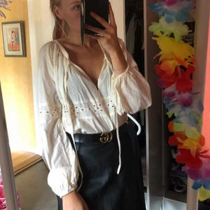  - Supersöt romantisk blus som går att ha som antingen bild 1 eller 2. Så luftigt & skönt material! Ballongärmar som gör den såå fin. Passar en M-L, eller som mig (S) om man vill ha den lite oversized!🌸 