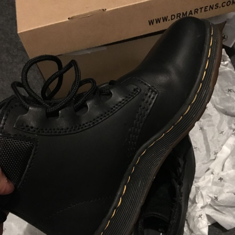 Dr martens37!Used 2 times!i never had martens before and sadly it is not for me:( I can go down with the price LITTLE;)! i keep it in the cupboard like 9month now...as you see i have the box as well! No crack, no scratch!. Skor.