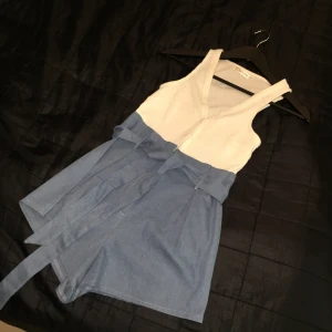  - Hej säljer min fina playsuit från Hello Molly fashion! Nästintill oanvänd ursprungspris ca 600kr. 