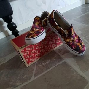  - Slip-on Vans som köptes i mars för 699kr, säljer de då dem är för små för mig. De är måttligt använda med lite slitningar vid tårna, lådan finns kvar och skickas med. Frakt ingår i priset💕