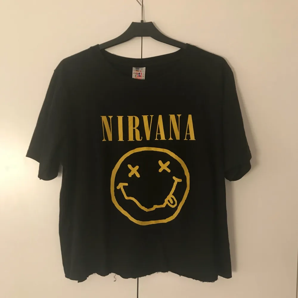 Svart tisha med nirvana loggan på, köpt på kreta och sparsamt använd. Klippt som en lite längre croptop. Köpt för 130, säljer för 80 :). T-shirts.