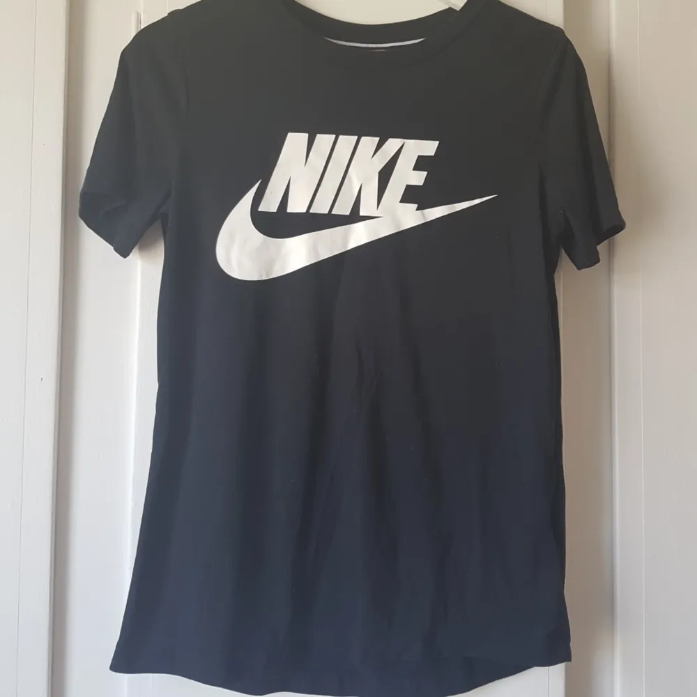 Nike tröja, som ny i storlek M. Figursydd. . T-shirts.