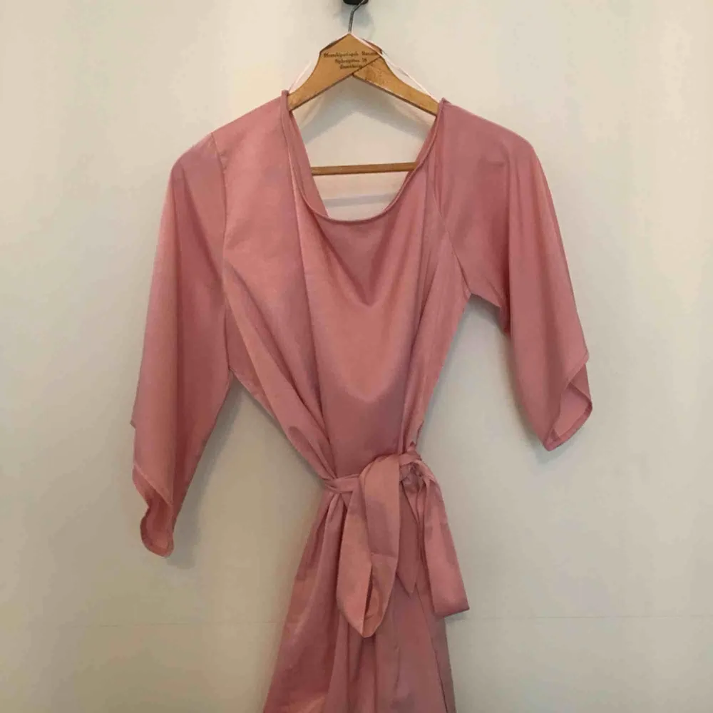 super söt rosa klänning från hannalicious x nakd kollektionen!! la upp bilder där ni kan ser att den passa massa olika kropps typer 💓💓 köparen stå för frakt! . Klänningar.
