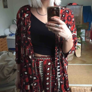  - Set från H&M i häftigt mönster. Shorts i storlek 36 och kimono i storlek 40. Säljs tillsammans. Frakt ingår! 