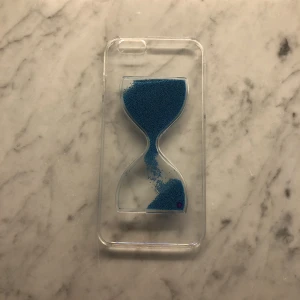  - Ett genomskinligt skal med en blå tidssand sak på😂 säljer bara för att min mobil passar inte till skalet💗