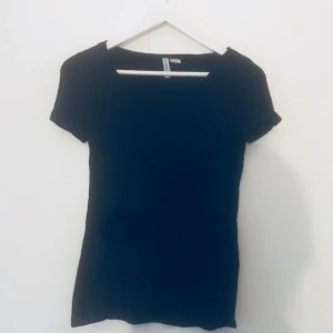  - FÅ FYRA VALFRIA PLAGG FÖR 200 kr!! Bara intresserad av ett plagg, PMa!   Oanvänd BAS t-shirt från hm.