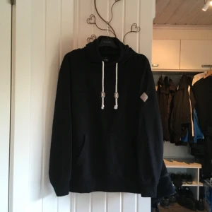  - Svart hoodie med mindre luva från NewYorker, favorittröja men har växt ut den. Tyvärr. Frakt tillkommer 😌